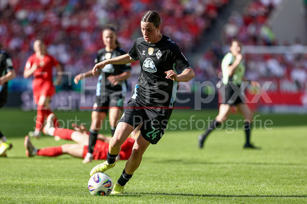 Fussball, DFB-Pokal Finale Frauen, FC Bayern München - SV Werder Bremen | v.li.: Lara Schmidt (SV Werder Bremen, 24) am Ball, Einzelbild, Ganzkörper, Aktion, Action, Spielszene, DIE DFB-RICHTLINIEN UNTERSAGEN JEGLICHE NUTZUNG VON FOTOS ALS SEQUENZBILDER UND/ODER VIDEOÄHNLICHE FOTOSTRECKEN. DFB REGULATIONS PROHIBIT ANY USE OF PHOTOGRAPHS AS IMAGE SEQUENCES AND/OR QUASI-VIDEO.