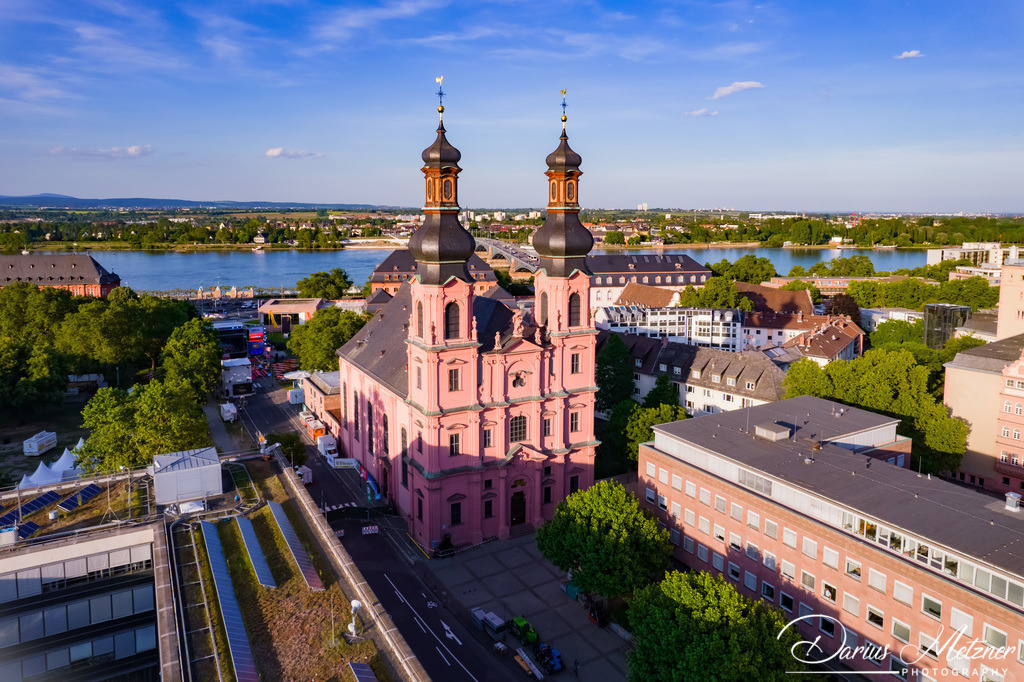 St. Peter in Mainz | Die St. Peter Kirche in Mainz am Rhein. Aufgebaut, abgerissen, versetzt. Die Historie der Pfarrkirche St. Peter mit den Zwiebelturmzwillingen ist bewegt. Sie ist eine der ältesten Kirchen von Mainz und wurde 1989 nach mehr als zehnjähriger Restaurierung für die Gemeinde wieder eröffnet.