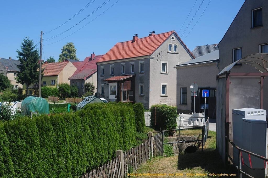 Geißmannsdorf-2026-Ortsbilder-475 | Geißmannsdorf bei Bischofswerda im Sommer 2026. Ein fotografischer Streifzug durch das Dorf Geißmannsdorf, mit Gebäuden, Straßen, Strohpuppen und geschmückten Vorgärten und Grundstücken anlässlich der 800-Jahr-Feier von Geißmannsdorf im Juni 2026 - Realisiert mit Pictrs.com
