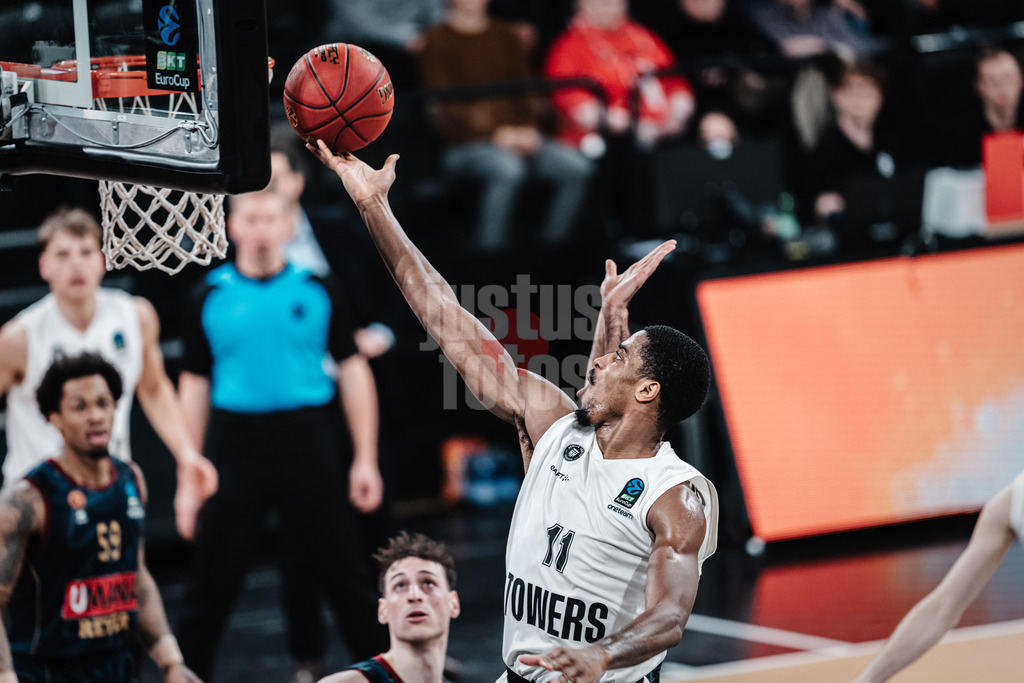 Basketball | Männer | Saison 2023/2024 | BKT EuroCup | Veolia Towers Hamburg vs. Umana Reyer Venice | 06.02.2024 | William Christmas (#11, Veolia Towers Hamburg) beim Korbleger