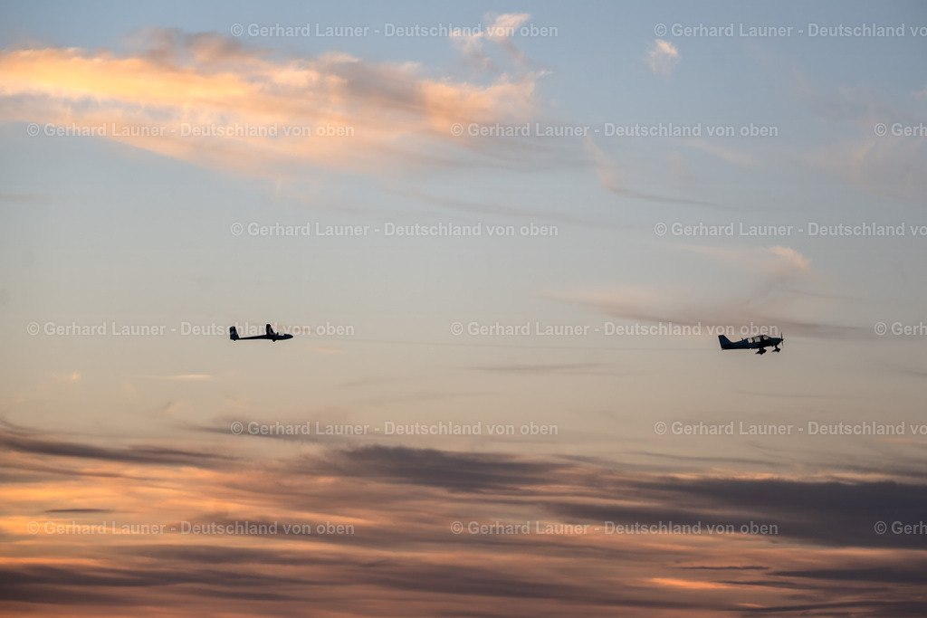 4042571 | Abendlicher Segelflugschlepp über Würzburg