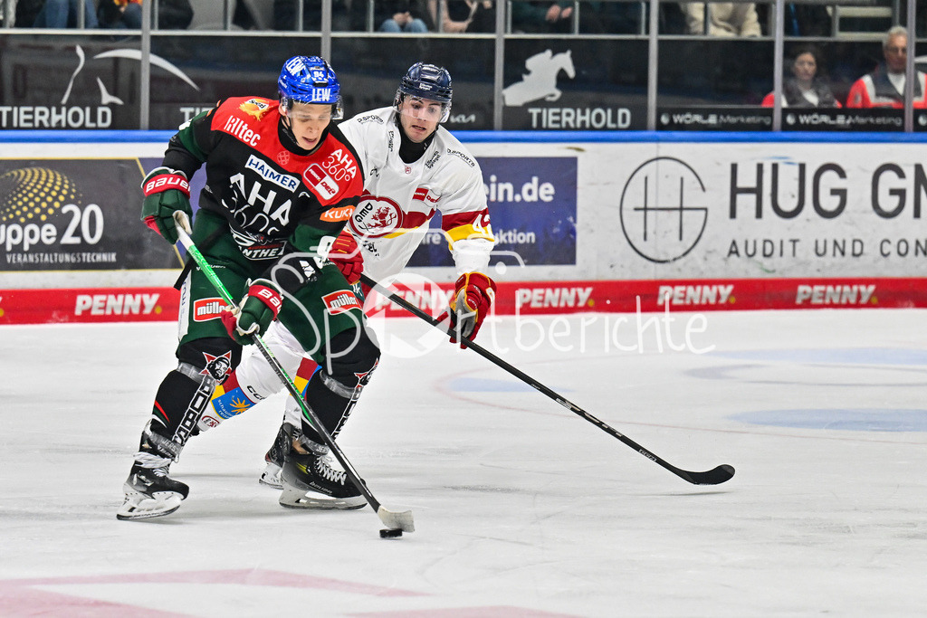 Augsburger Panther - Düsseldorfer EG | im Duell Anrei HAKULINEN (Augsburger Panther #94) und Luis UEFFING (Duesseldofer EG 42) / Zweikampf / DEL: Augsburger Panther - Duesseldorfer EG, Curt Frenzel Stadion am 04.03.2025