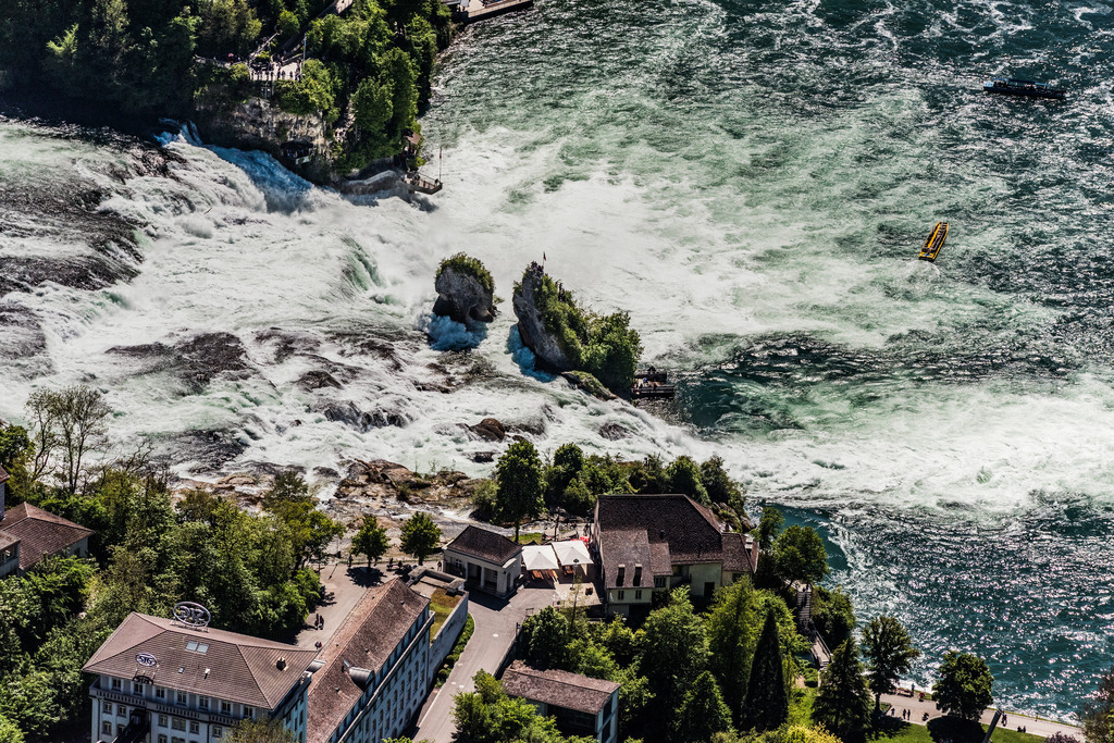 dr__0012184.jpg | NEUHAUSEN AM RHEINFALL 10.05.2017 Naturschauspiel des Wasserfalls an der Felsenlandschaft Rheinfall in Neuhausen am Rheinfall im Kanton Schaffhausen, Schweiz. // Natural spectacle of the waterfall in the rocky landscape Rheinfall in Neuhausen am Rheinfall in the canton Schaffhausen, Switzerland. Foto: Daniel Reiter