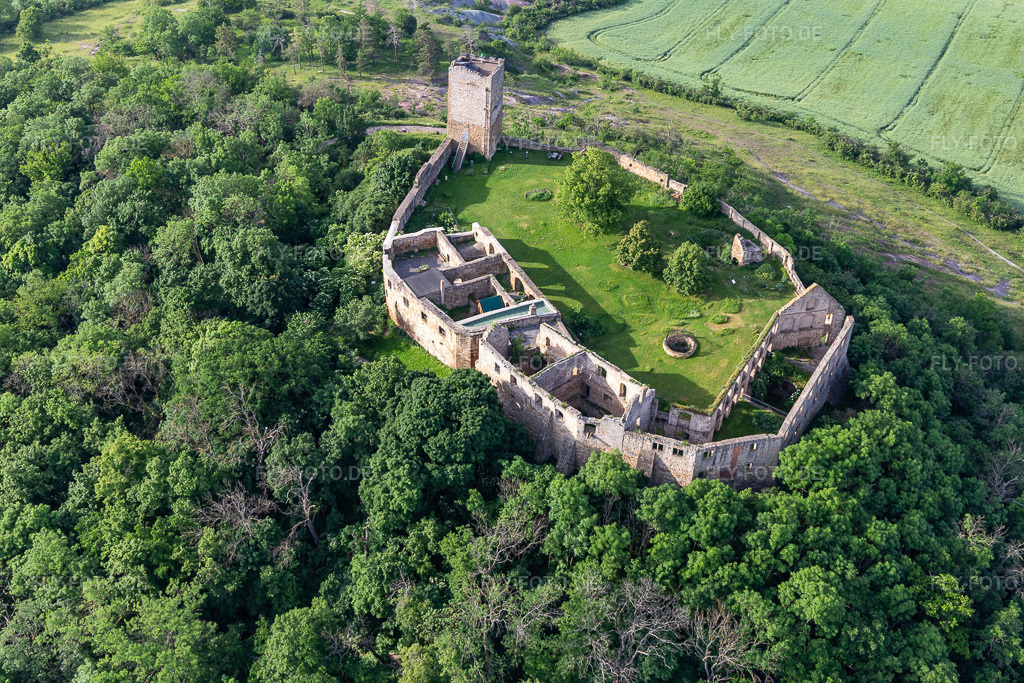 Luftbild: Ruine und Mauerreste der ehemaligen Burganlage und Feste Burg Gleichen an der Thomas-Müntzer-Straße im Ortsteil Wandersleben in Drei Gleichen im Bundesland Thüringen in Deutschland. Foto: IMG_007688.jpg vom 15.06.2021 durch Werner Riehm/FLY-FOTO.de