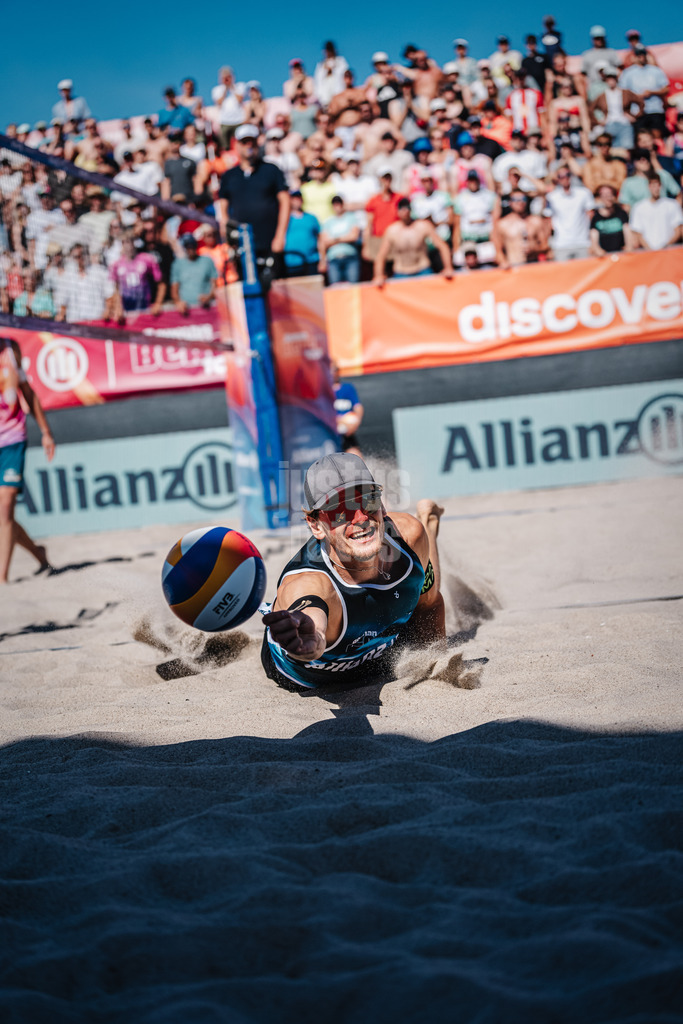Beachvolleyball | Männer | Allianz German Beach Tour 2024 | Tourstop Kühlungsborn | 11.08.2024 | Paul Henning springt zum Ball