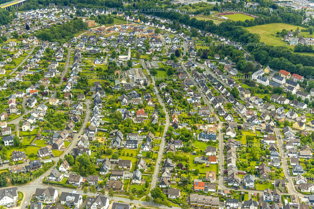 Meschede220600880 | Luftbild, Wohngebiet mit ehem. evang. Johanneskirche als Wohnung, Baustelle mit Neubau Wohngebiet Waldstraße auf dem ehemaligen Ziegelei- und Betonwerkgelände, Meschede-Stadt, Meschede, Sauerland, Nordrhein-Westfalen, Deutschland