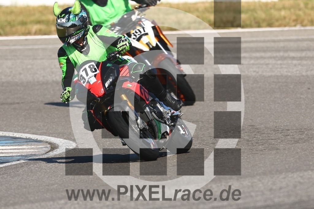 0378-20240624_00333 | Schöne Erinnerungen an spannende Momente - das festzuhalten ist unser Job. PIXELrace.de ist seit 2003 auf den Rennstrecken Europas unterwegs um die Action draußen beim Fahren und die wunderbare Stimmung imm Fahrerlager für euch einzufangen.