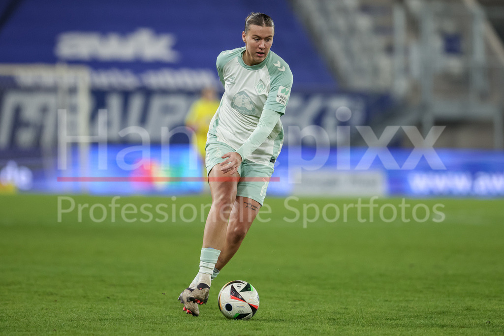 Fussball, Google Pixel Frauen-Bundesliga, FC Carl Zeiss Jena - SV Werder Bremen | v.li.: Larissa Mühlhaus (SV Werder Bremen, 7) am Ball, Freisteller, Einzelbild, Ganzkörper, Aktion, Action, Spielszene, DIE DFB-RICHTLINIEN UNTERSAGEN JEGLICHE NUTZUNG VON FOTOS ALS SEQUENZBILDER UND/ODER VIDEOÄHNLICHE FOTOSTRECKEN. DFB REGULATIONS PROHIBIT ANY USE OF PHOTOGRAPHS AS IMAGE SEQUENCES AND/OR QUASI-VIDEO.