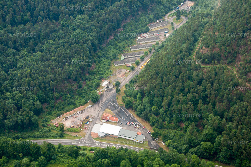 Luftbild: Gewerbegebiet und Firmenansiedlung Neudahn 2 in den ehemaligen Ami-Baracken in Dahn im Bundesland Rheinland-Pfalz in Deutschland. Foto: IMG_29321.jpg vom 25.06.2010 durch Werner Riehm/FLY-FOTO.de