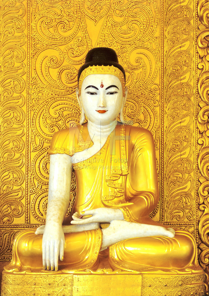 MW0411-0012 | Buddha in einer buddhistischen Pagode
 - Realisiert mit Pictrs.com