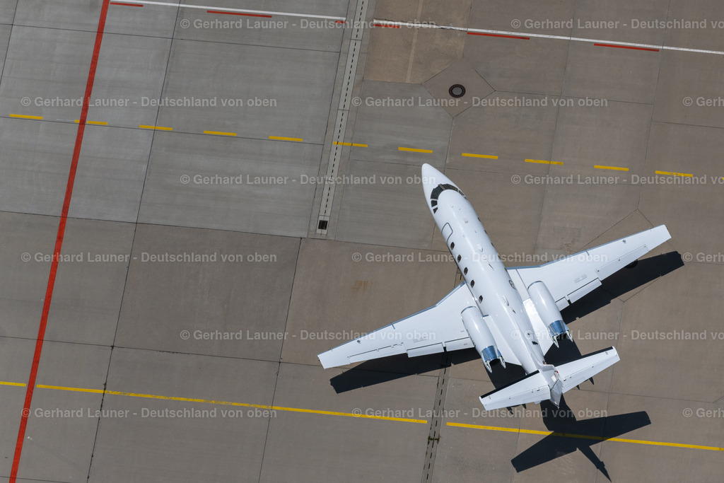 4046574 | FILDERSTADT 19.07.2021 Passagierflugzeuge auf der Parkposition - Abstellfläche auf dem Flughafen Stuttgart in Filderstadt im Bundesland Baden-Württemberg, Deutschland. Weiterführende Informationen bei: Flughafen Stuttgart GmbH. // Passenger airplanes in parking position - parking area at the airport Stuttgart in Filderstadt in the state Baden-Wuerttemberg, Germany. Further information at: Flughafen Stuttgart GmbH. Foto: Gerhard Launer