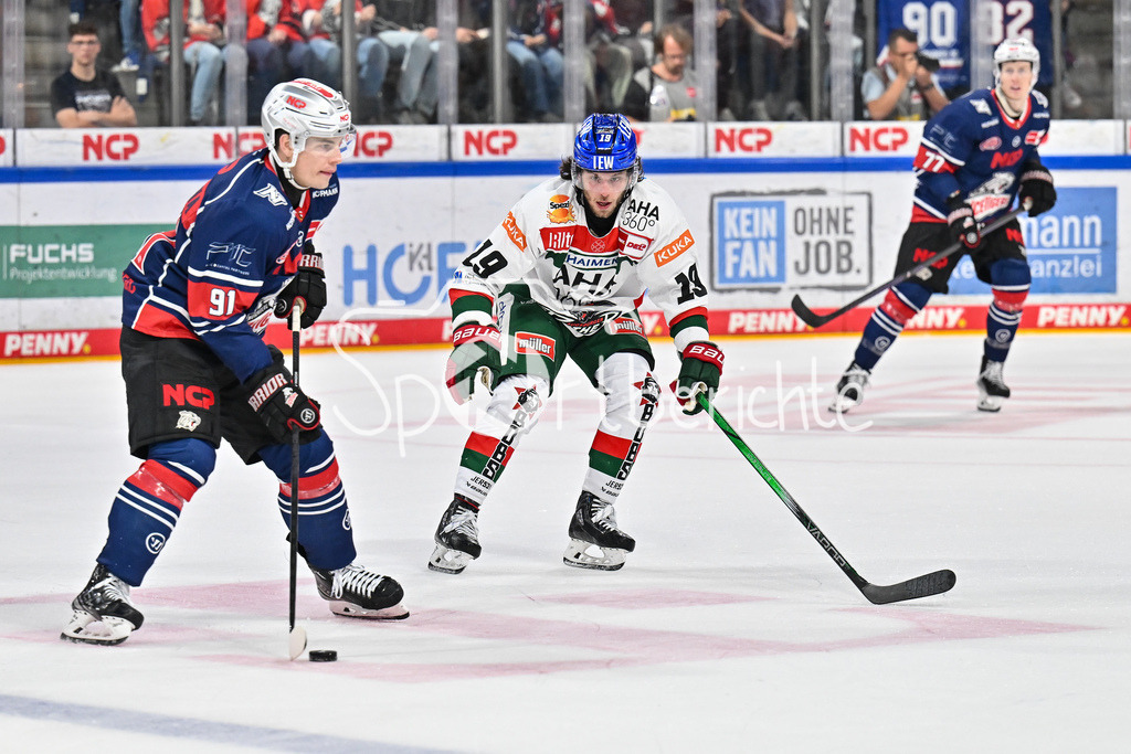 Nürnberg Ice Tigers - Augsburger Panther | im Duell Jeremy McKENNA (Nürnberg Ice Tigers #91) und Riley DAMIANI (Augsburger Panther #19) / Zweikampf / Deutsche Eishockey Liga: Nürnberg Ice Tigers - Augsburger Panther, Arena Nürnberger Versicherung am 22.09.2024