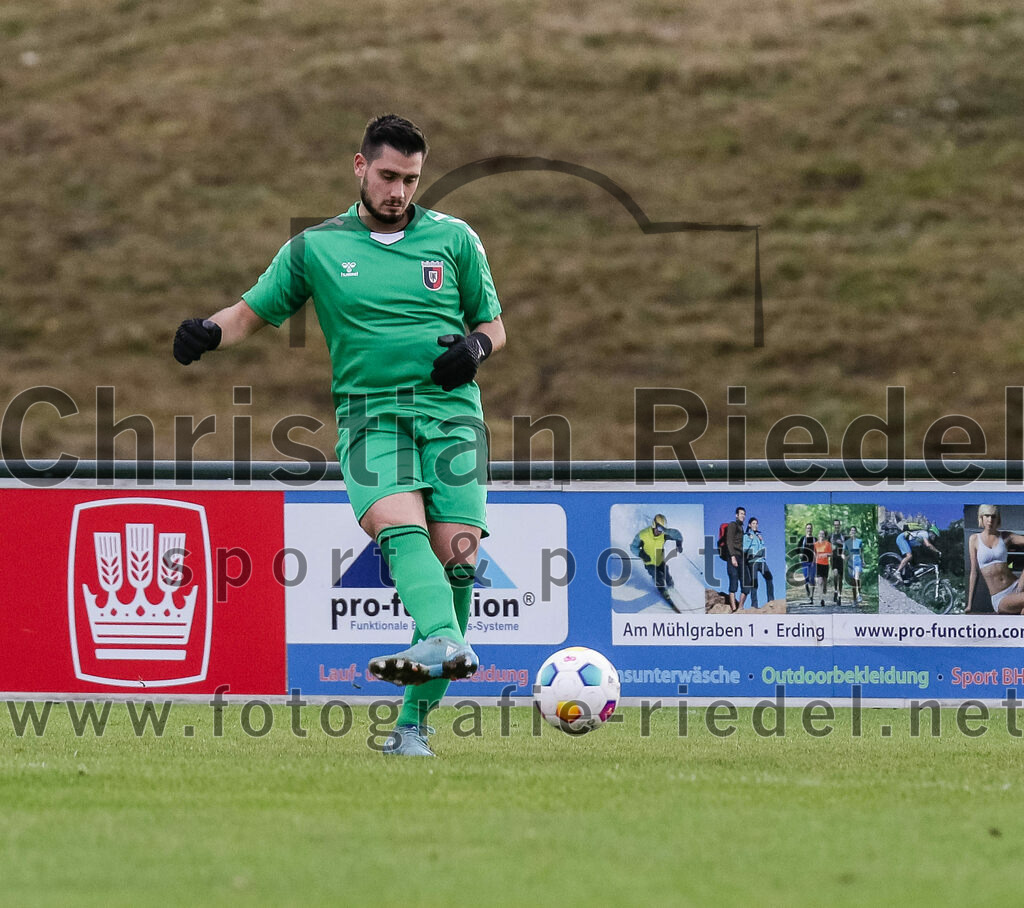 2023-11-04_002_FC_Langengeisling_gegen_VfL_Waldkraiburg | Erding, Deutschland, 04.11.2023:
Fußball, Bezirksliga Oberbayern Ost 2023 / 2024, 16. Spieltag, FC Langengeisling gegen VfL Waldkraiburg, Endergebnis: 2:0

Torwart Bekir Karatepe (VfL Waldkraiburg, #42)

Foto: Christian Riedel / fotografie-riedel.net