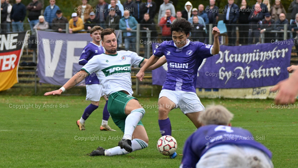 VfR Neumünster vs PSV Neumünster | Riku Deguchi (VfR #22) / Benedict Klimmek (PSV #28) - Fußball-Oberliga Männer 2024/2025 / VfR Neumünster vs PSV Neumünster / VfR-Stadion / Neumünster / 20.10.24 - Realisiert mit Pictrs.com
