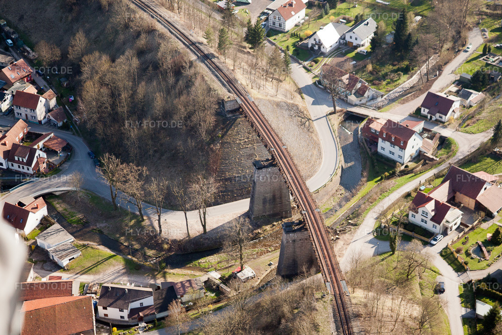 Luftbild: Eisenbahn-Brückenbauwerk zur Streckenführung der Bahn- Gleise in Angelroda im Ortsteil Angelroda in Martinroda im Bundesland Thüringen in Deutschland. Foto: IMG_25867.jpg vom 18.04.2010 durch Werner Riehm/FLY-FOTO.de
