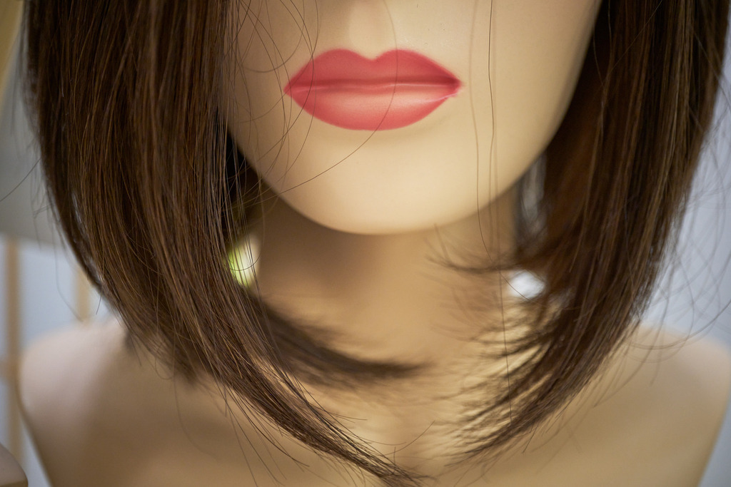 Puppenkopf mit Perücke im Verkaufsraum | WIen, Austria - February 02, 2023; Star Perückensalon GmbH.; Puppenkopf mit Perücke im Verkaufsraum. - Realisiert mit Pictrs.com