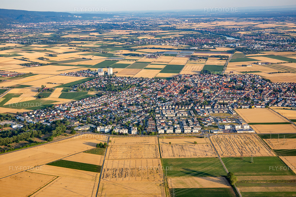 Luftbild: Ortsansicht von Nordwesten in Heddesheim im Bundesland Baden-Württemberg in Deutschland. Foto: IMG_137136.jpg vom 24.06.2023 durch Werner Riehm/FLY-FOTO.de