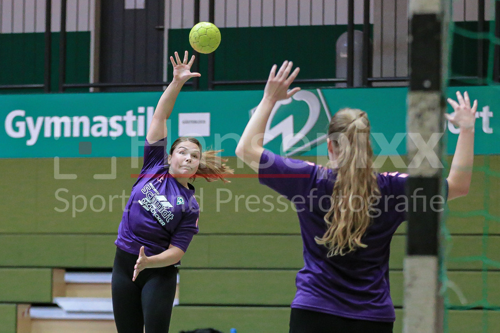 Handball, 2. Bundesliga Frauen, Training SV Werder Bremen | v.li.: Madita Probst (SV Werder Bremen, 10) beim Wurf, am Ball, Spielszene, Aktion, Action
