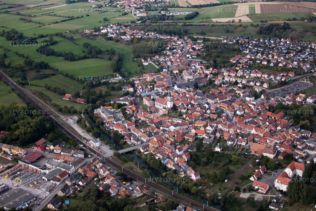 Vue aérienne: Vue des rues et des maisons dans les zones résidentielles à Dettwiller dans le département Bas Rhin, France. Photo: IMG_53591.jpg prise le 30/09/2012 par Werner Riehm/FLY-FOTO.eu – Résolution de l'original: 4752 x 3168 px