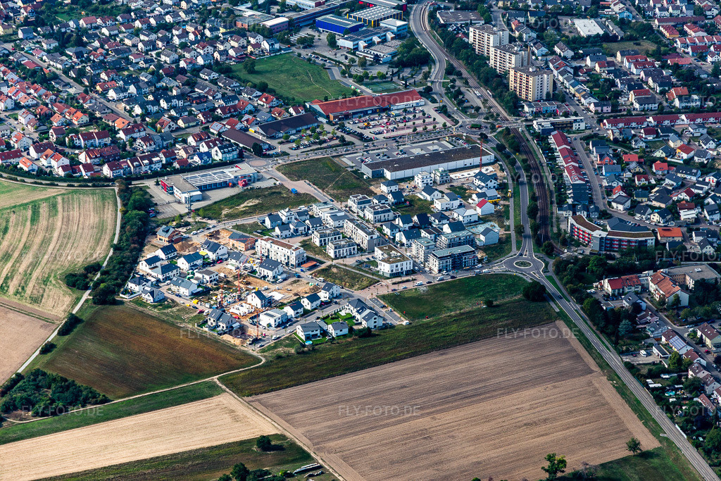 Luftbild: Baustelle zum Neubau einer Mehrfamilienhaus- Wohnanlage Quartier 2020 Entwicklungsgebiet Biegen-Durlacher Weg in Hochstetten im Ortsteil Hochstetten in Linkenheim-Hochstetten im Bundesland Baden-Württemberg in Deutschland. Foto: IMG_122852.jpg vom 11.09.2020 durch Werner Riehm/FLY-FOTO.de