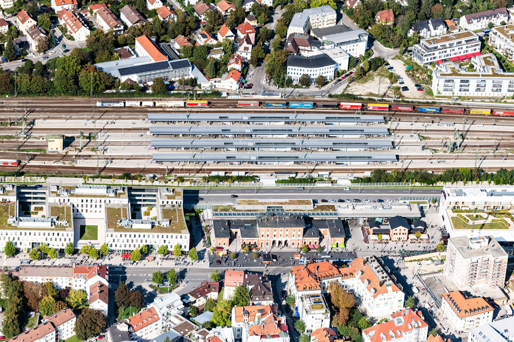 dr__0010294.jpg | MüNCHEN 18.09.2018 Bahnhofsgebäude und Gleisanlagen des Fernverkehr und S-Bahnhofes München Pasing in München im Bundesland Bayern, Deutschland. // Station building and track systems of the S-Bahn station Muenchen Pasing in Munich in the state Bavaria, Germany. Foto: Daniel Reiter