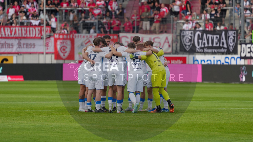 Fußball, Herren, Saison 2025/2026, Regionalliga Nordost, 5. Spieltag, Hallescher FC vs. FSV 63 Luckenwalde, Dienstag 26.08.2025, Leuna-Chemie-Stadion Halle, | Fußball, Herren, Saison 2025/2026, Regionalliga Nordost, 5. Spieltag, Hallescher FC vs. FSV 63 Luckenwalde, Dienstag 26.08.2025, Leuna-Chemie-Stadion Halle, Im Bild: Der Mannschaftskreis des FSV 63 Luckenwalde. - Realisiert mit Pictrs.com