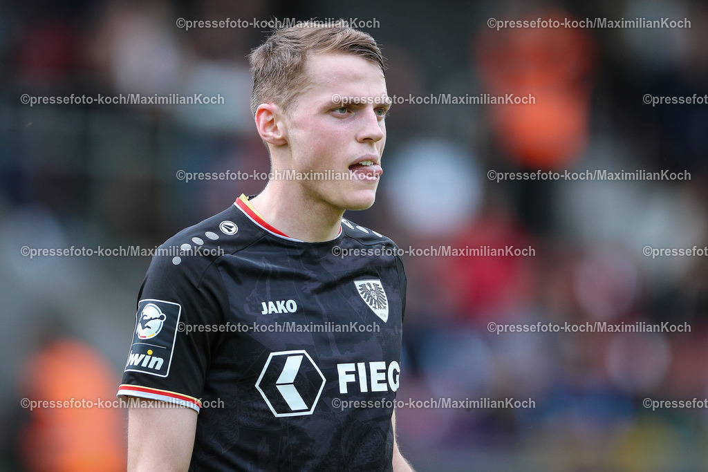 Koe3Liga27042402135 | 27.04.2024, Köln, Fußball, bwin 3. Liga Herren, Sportpark Höhenberg, 35. Spieltag, Saison 2023 2024, FC Viktoria Köln – Preußen Münster: Benjamin Böckle (Preußen Münster). 
DFB regulations prohibit any use of photographs as image sequences and or quasi-video.