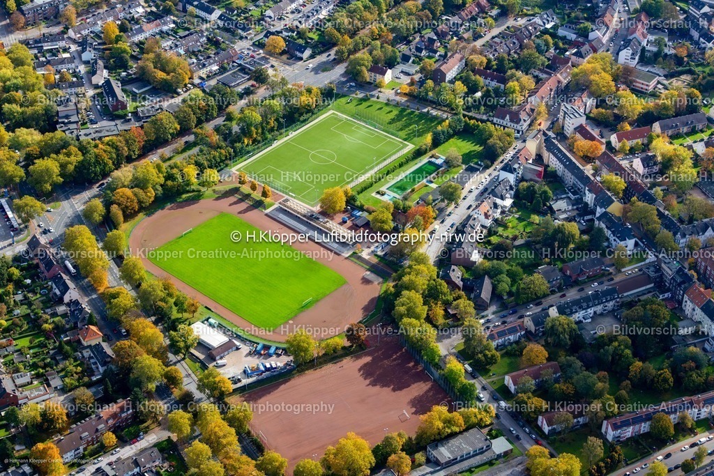 Luftbild Gelsenkirchen Mitte-6854 | Luftbildfotografie Ensemble der Sportplatzanlagen Jahnstadion - Jahnbad an der Kanzlerstraße im Ortsteil Heßler in Gelsenkirchen im Ruhrgebiet im Bundesland Nordrhein-Westfalen, Deutschland. - Realisiert mit Pictrs.com