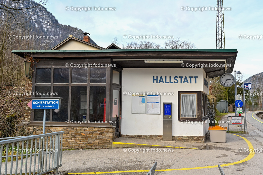Hallstatt_ 13.01.2023-11 | 13.01.2023, Hallstatt, AUT, Hallstatt, im Bild Bahnhof, Bahnhofsgebaeude, Bahnsteig, Zug, OeBB, Touristen, Reisende