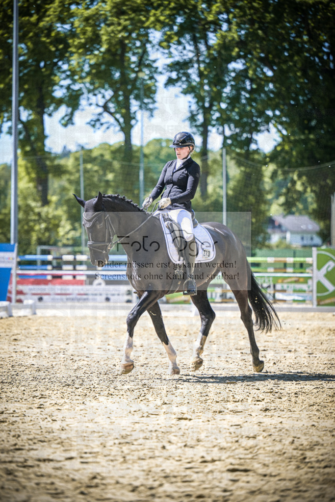DOS_9401 | Entdecke hochwertige Reitturnierfotos von Foto Oger. Professionell, emotional und authentisch – jetzt Lieblingsmomente im Shop bestellen.Deutschlandweite Turnierfotografie. - Realisiert mit Pictrs.com