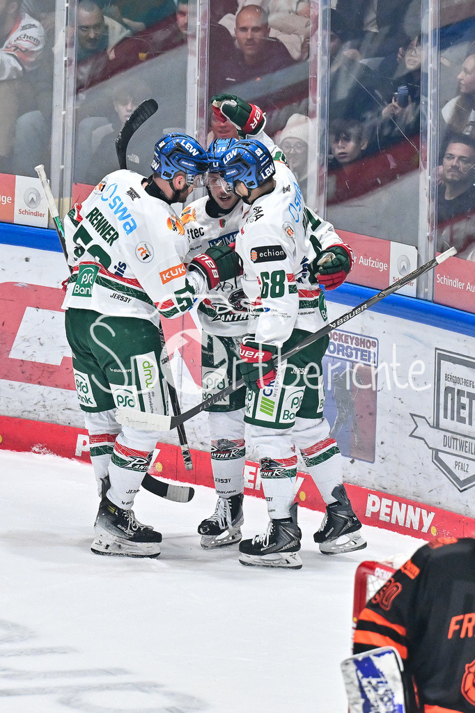 Löwen Frankfurt - Augsburger Panther | FRANKFURT, GERMANY - 19. DECEMBER: Jubel der Augsburger nach dem Treffer zum 0-2 durch Riley DAMIANI (Augsburger Panther 19) / Tor / Torschuetze / Freude / Happy während dem Match zwischen den Löwen Frankfurt und den Augsburger Panthern am 29. Spieltag der Penny DEL in der Eissporthalle Frankfurt