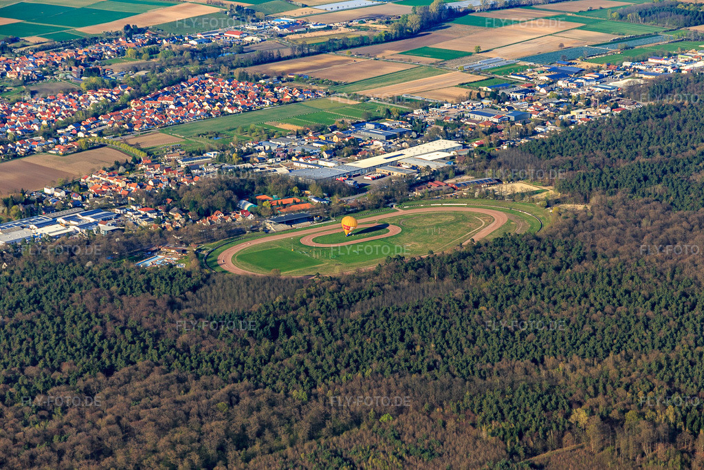 Luftbild: Heissluftballonlandung im Waldstadion mit Sandrennbahn und Renn- und Reitverein Herxheim e.V. in Herxheim bei Landau im Bundesland Rheinland-Pfalz in Deutschland. Foto: IMG_097900.jpg vom 30.03.2017 durch Werner Riehm/FLY-FOTO.deWWW.SANDBAHNRENNEN-HERXHEIM.DE