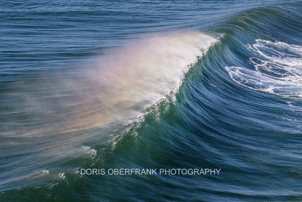 Diagonal wave with rainbow | Nazaré: Diagonal wave with rainbow - Realisiert mit Pictrs.com