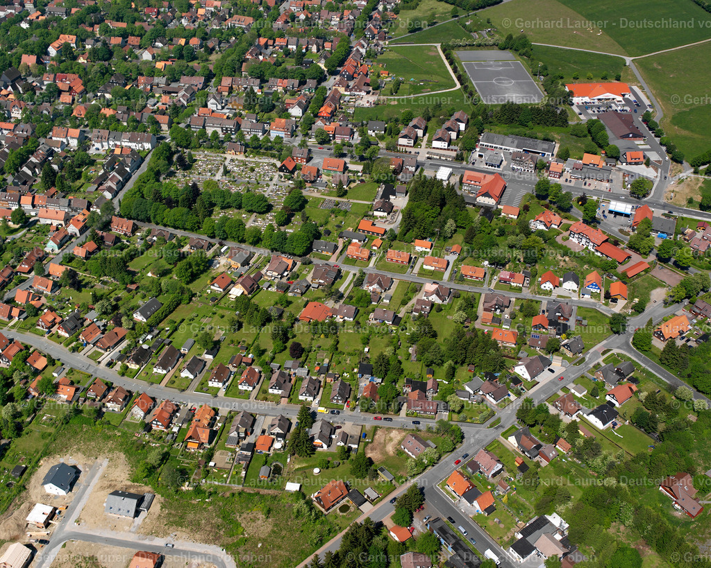 2638534 | CLAUSTHAL-ZELLERFELD 09.06.2006 Ortsansicht der Straßen und Häuser der Wohngebiete in Clausthal-Zellerfeld im Bundesland Niedersachsen, Deutschland // Town View of the streets and houses of the residential areas in Clausthal-Zellerfeld in the state Lower Saxony, Germany Foto: Gerhard Launer