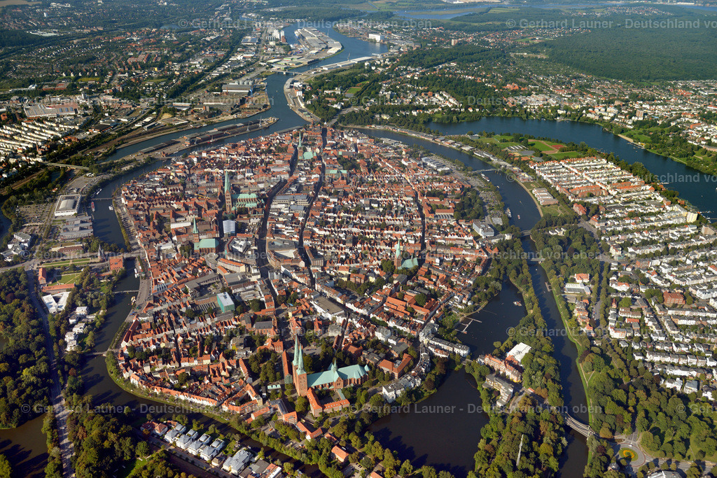 3293109 | Altstadtinsel Lübeck ist eine norddeutsche Stadt, die sich durch ihre Bauten im Stil der Backsteingotik auszeichnet. Diese entstanden im Mittelalter, als Lübeck die Hauptstadt der Hanse war. Das Wahrzeichen der Stadt ist das Holstentor aus Backstein, das im Jahr 1478 vollendet wurde und dazu diente, die auf einer Insel in der Trave gelegene Altstadt abzuschirmen. Die Marienkirche, die nach dem 2. Weltkrieg wiederaufgebaut wurde, ist ein im 13.–14. Jahrhundert errichteter Backsteinbau, der als architektonisches Vorbild für viele nordeuropäische Kirchen diente