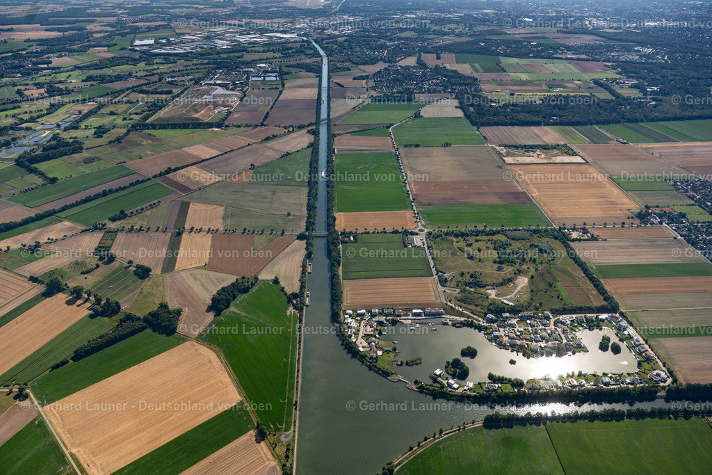 4035090 | WENDEBURG 31.07.2020 Wohngebiet einer Einfamilienhaus- Siedlung am Marina Bortfeld Hafen zwischen Mittelandkanal und Stichkanal in Wendeburg im Bundesland Niedersachsen. Weiterführende Informationen bei: Reinhold GmbH &amp; CO. KG. // Single-family residential area of settlement at the Marina Bortfeld harbor in Wendeburg in the state Lower Saxony. Further information at: Reinhold GmbH &amp; CO. KG. Foto: Gerhard Launer