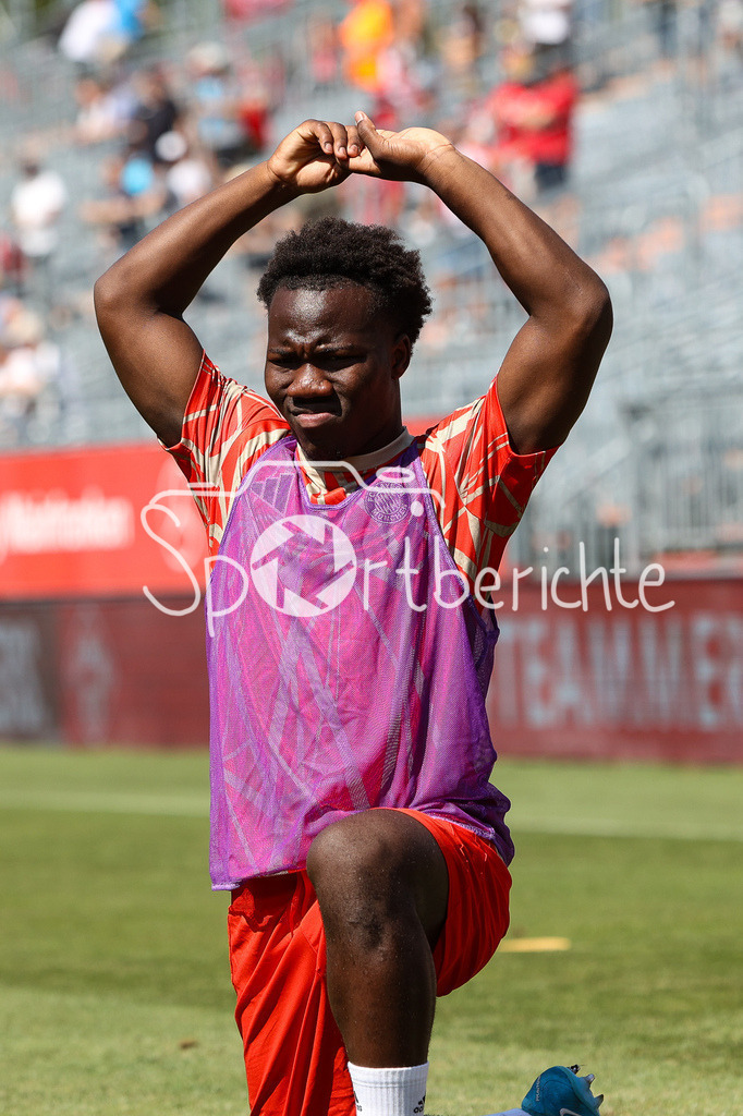 FC Würzburger Kickers - FC Bayern Amateure | Im Bild Nestory IRANKUNDA (FC Bayern München II #7) beim warmmachen vor der Partie / Regionalliga Bayern: FC Würzburger Kickers - FC Bayern München II, AKON Arena am 24.08.2024