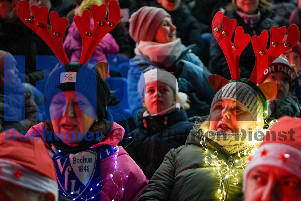 Weihnachtssingen im Stadion | {headline}



(Foto: Christian Schnaubelt / BOND)

 - Realisiert mit Pictrs.com