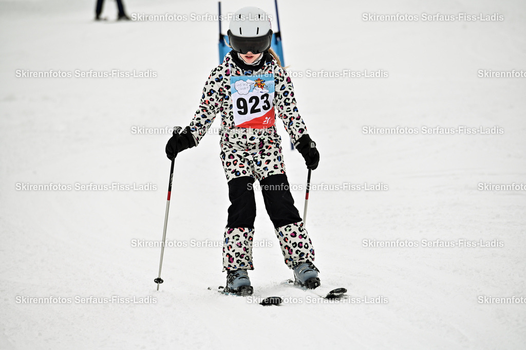 SRF_20.02.2026_1225 | Skirennfotos,Serfaus,Fiss,Ladis,Kinderskirennen,Winter,Tirol,Oberland,skirace,SFL,feelfree,weil wir's genießen,ski,Ski,skifahren,Sonnenplateau, - Realisiert mit Pictrs.com