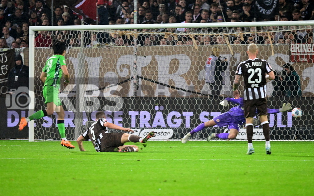 KBS Picture_FCStPauli-Gladbach_010 | v.l. Machino Shuto (Bor.Moenchengladbach) macht hier das 3:0 gegen Wahl Hauke (St.Pauli) und Vasilj Nikola (St.Pauli) ,Sportplatz :  Millerntor Stadion, - Realisiert mit Pictrs.com