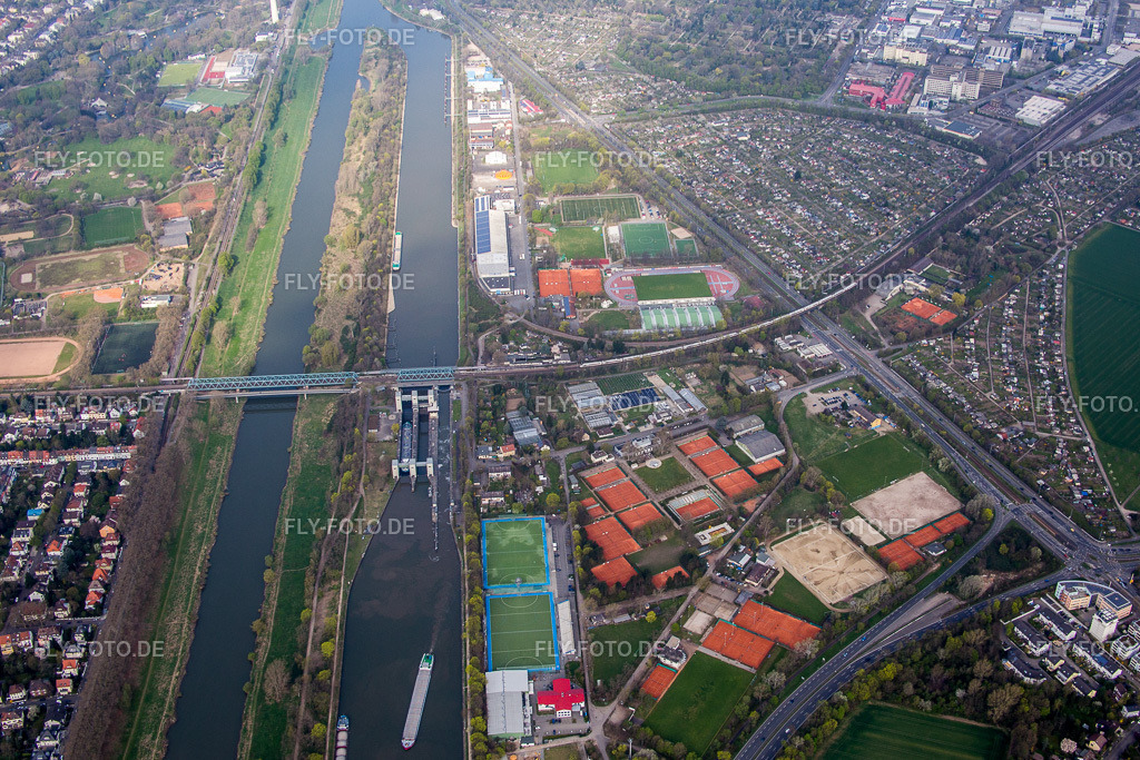 Eisenbahn- Brückenbauwerk zur Streckenführung der Bahn- Gleise über den Neckar und die Neckarinsel am Olympiastützpunkt Leichtathletik im Ortsteil Wohlgelegen | Luftbild: Eisenbahn- Brückenbauwerk zur Streckenführung der Bahn- Gleise über den Neckar und die Neckarinsel am Olympiastützpunkt Leichtathletik im Ortsteil Wohlgelegen im Ortsteil Neckarstadt-Ost in Mannheim im Bundesland Baden-Württemberg in Deutschland. Foto: IMG_076997.jpg vom 12.04.2015 durch Werner Riehm/FLY-FOTO.de - Realisiert mit Pictrs.com