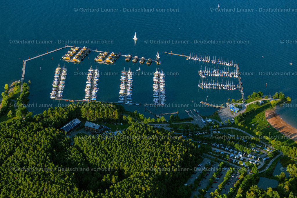 4051016 | PLEINFELD 03.09.2021 Yachthafen mit Sportboot- Anlegestellen und Bootsliegeplätzen am Uferbereich " Segelhafen Ramsberg " und den Floating Village auf dem " Großer Brombachsee "in Pleinfeld im Bundesland Bayern, Deutschland. Weiterführende Informationen bei: ELG Eco Lodges GmbH,  Wassersportgemeinschaft Altmühl-Brombachsee e.V.. // Pleasure boat marina with docks and moorings on the shore area " Segelhafen Ramsberg " and Floating Village on lake " Grosser Brombachsee " in Pleinfeld in the state Bavaria, Germany. Further information at: ELG Eco Lodges GmbH,  Wassersportgemeinschaft Altmuehl-Brombachsee e.V.. Foto: Gerhard Launer