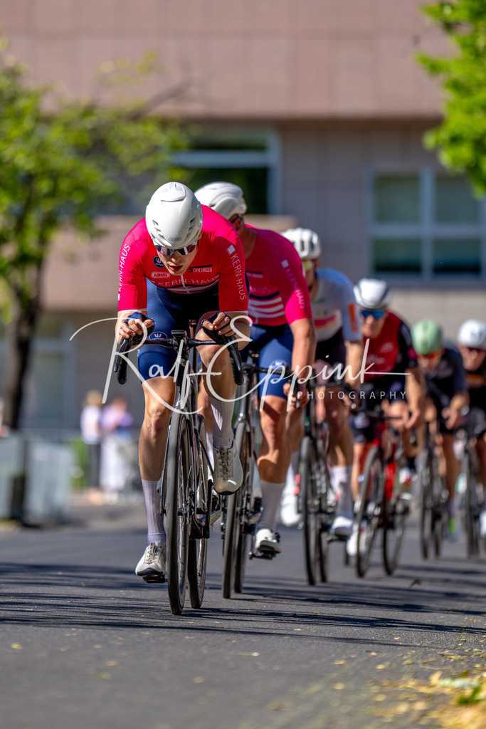 Spurt in den Mai 2026 - Großer Preis der Sparkasse Neuss | Annual one-day road cycling race "Großer Preis der Sparkasse Neuss" held in Büttgen, Germany, organized by VfR Büttgen 1912 e.V. The event features multiple races across all age categories from U11 youth to Elite men. - Realisiert mit Pictrs.com