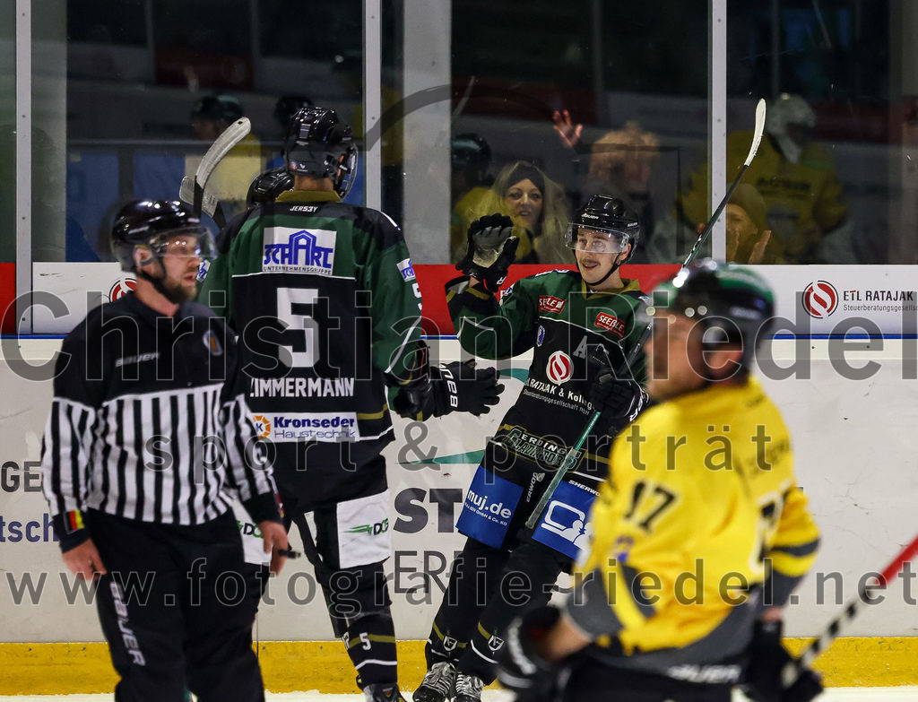 2022-11-20_149_TSV_Erding_gegen_ERSC_Amberg | Erding, Deutschland, 20.11.2022:
Eishockey, Bayernliga 2022 / 2023, 15. Spieltag, TSV Erding gegen ERSC Amberg, Endergebnis: 5:1

Florian Zimmermann (Erding Gladiators, #5), Sebastian Busch (Erding Gladiators, #11)

Foto: Christian Riedel / fotografie-riedel.net