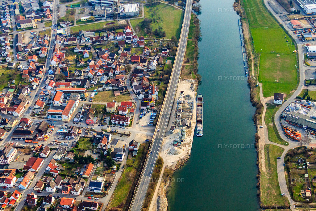 Luftbild: Kiesverladung am Neckarufer (B37) der Josef Majer GmbH (Transportbeton, Betonpumpe, Sand, Kies u. Edelsplitt) im Ortsteil Neckarelz in Mosbach im Bundesland Baden-Württemberg in Deutschland. Foto: IMG_38148.jpg vom 12.03.2011 durch Werner Riehm/FLY-FOTO.deAuflösung des Originals: 4752 x 3168 pxWWW.MAJER-BAUSTOFFWERKE.DE