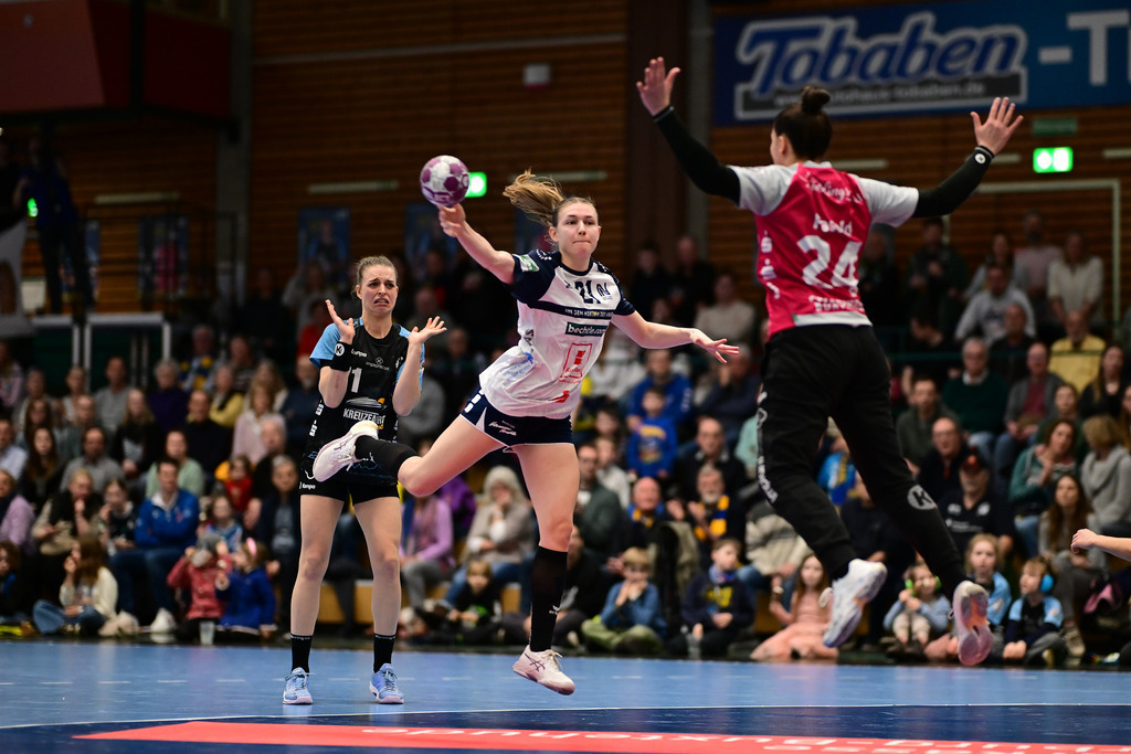 Handball I Frauen I Saison 2024-2025 I 1. HBF I 14. Spieltag I Buxtehuder SV - Neckarsulmer Sport-Union | Alessia Riner (21, Neckarsulmer Sport-Union) Sophie Fasold (24, Buxtehuder Sportverein) - Realisiert mit Pictrs.com