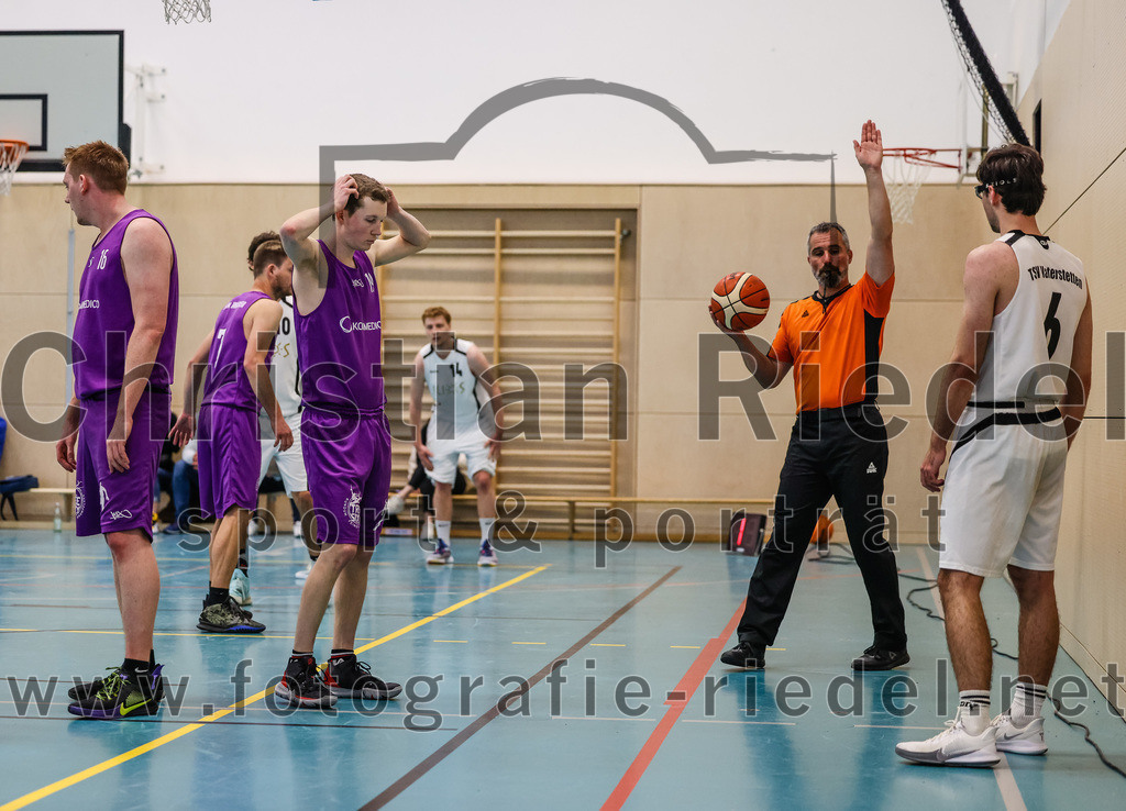 2022-05-01_058_TSV_Vaterstetten_gegen_DJK_Traunstein | Vaterstetten, Deutschland, 01.05.2022:
Basketball, Aufstiegsrunde zur Bayernliga 2021 / 2022, 5. Spieltag, TSV Vaterstetten gegen DJK Traunstein, Endergebnis: 87:79

C. Joch (DJK Traunstein, #16), A. Schatz (DJK Traunstein, #19), Maximilian Rothe (TSV Vaterstetten, #6)

Foto: Christian Riedel / fotografie-riedel.net