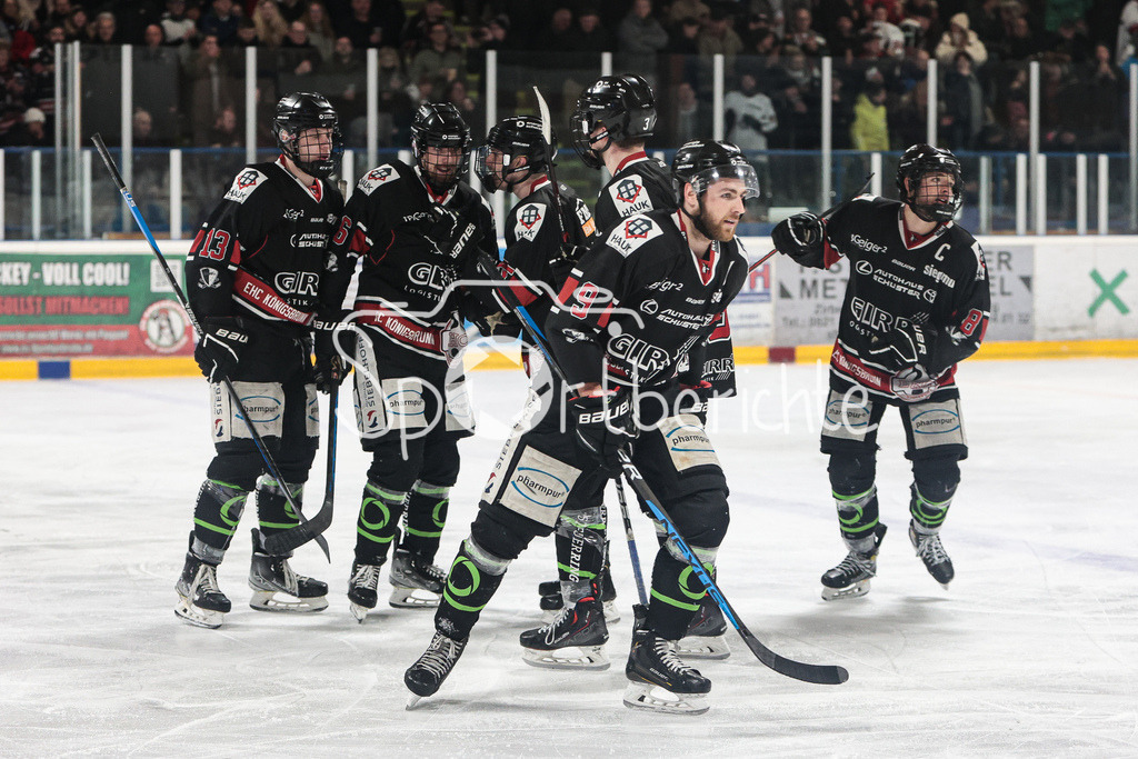 EHC Königsbrunn - TEV Miesbach | Jubel der Hausherren nach dem Treffer zum 4-1 durch Max LUKES (EHC #95) / Jubel / Tor / Freude