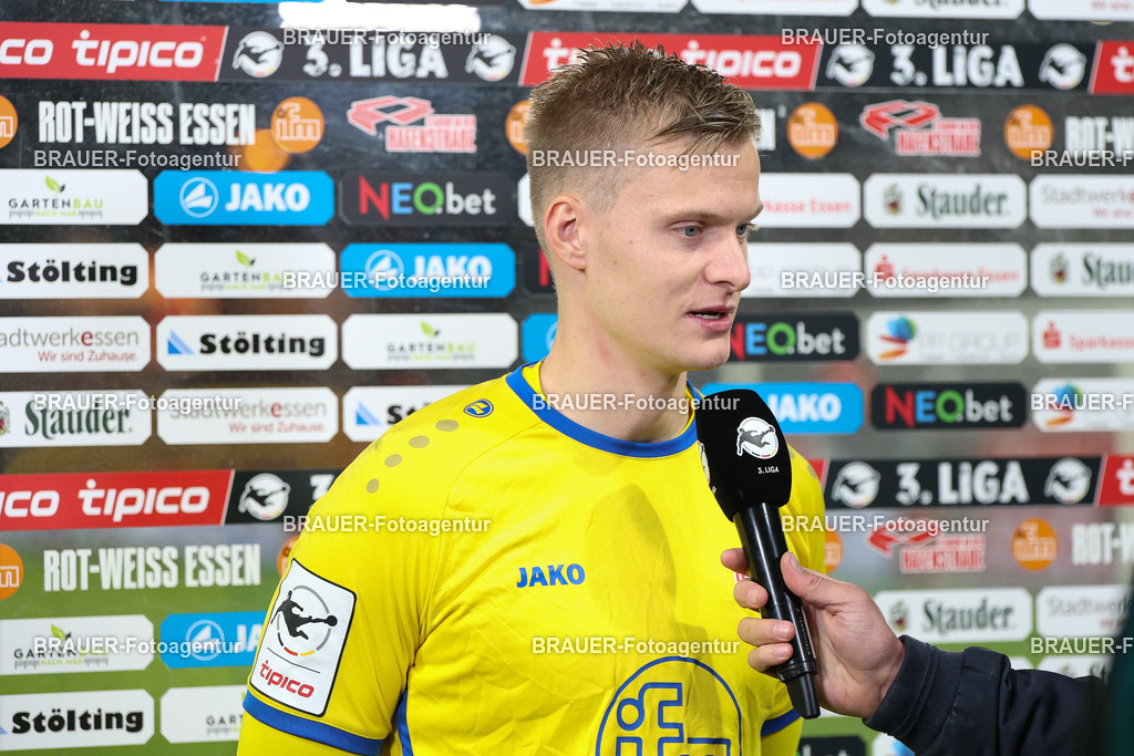Rot-Weiss Essen - VFL Osnabrück | Essen, Deutschland, 17.09.2025 Jakob Golz  (Rot-Weiss Essen) gibt ein Interviewwährend des 3.Liga Spiels zwischen  Rot-Weiss Essen und VFL Osnabrück am 17.09.2025 im Stadion an der Hafenstraße in Essen. (Foto von Timo Bluhmki-Schmidt/Brauer Fotoagentur