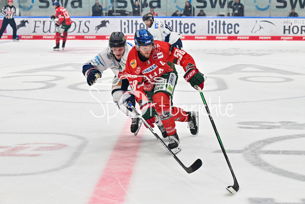 Augsburger Panther - Iserlohn Roosters | im Duell Henrik TÖRNQVIST (Iserlohn Roosters 11) und Maximilian RENNER (Augsburger Panther #58) / Zweikampf / Penny DEL: Augsburger Panther - Iserlohn Roosters; Curt Frenzel Stadion am 21.09.2025